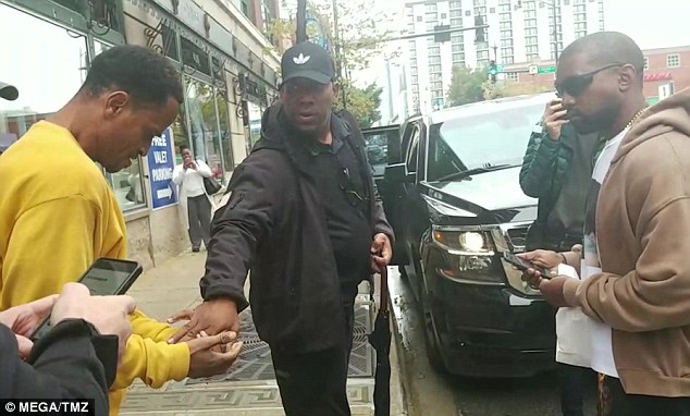 Kanye West Gives Homeless Man $100 (2)