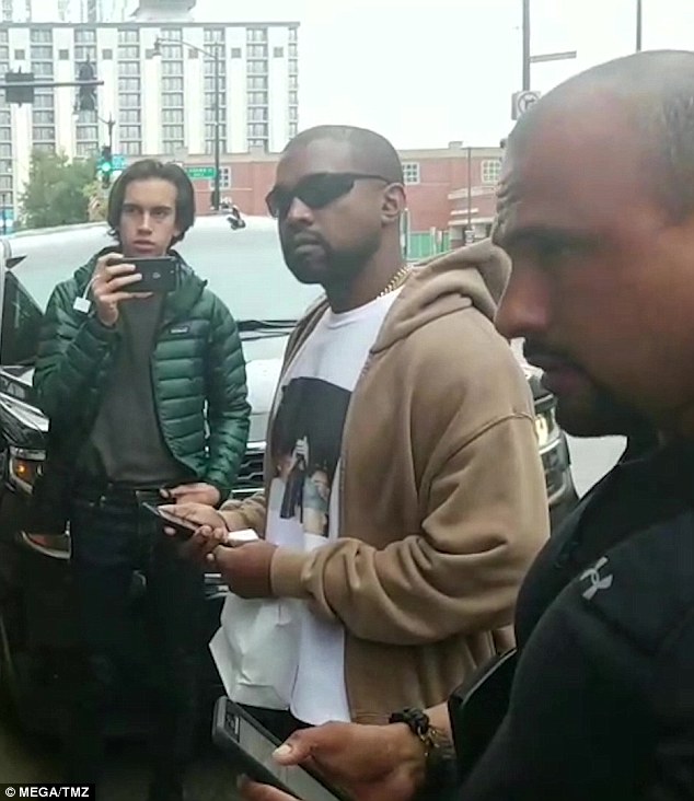 Kanye West Gives Homeless Man $100 (3)