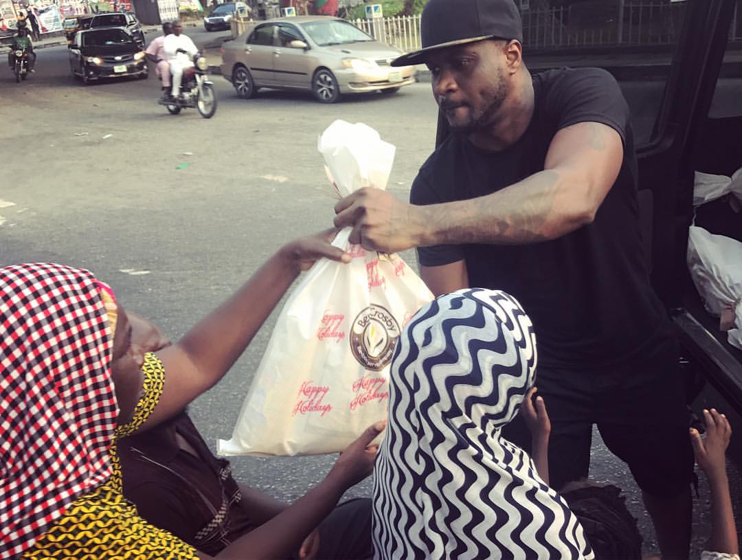 Peter Okoye Hits The Streets With Surprise Package For The Needy (2)