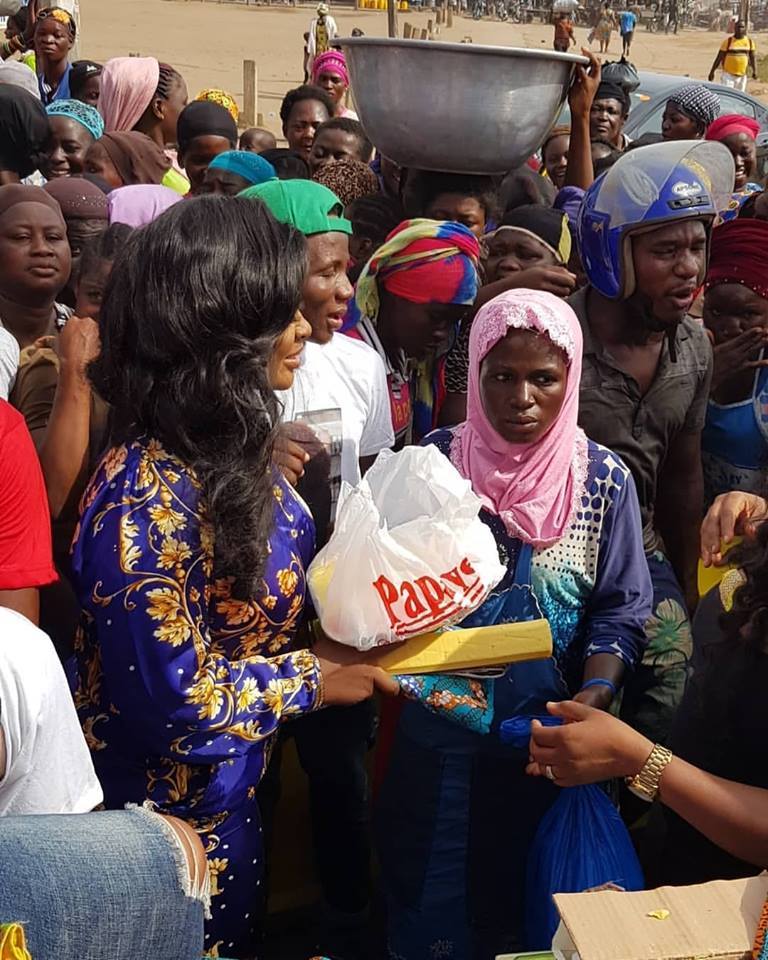 Jackie Appiah Donates To Agbogbloshie Market Women (4)