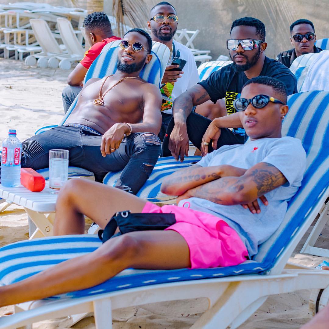 Shirtless D'Banj Chilling With Wizkid In Ghana (2)