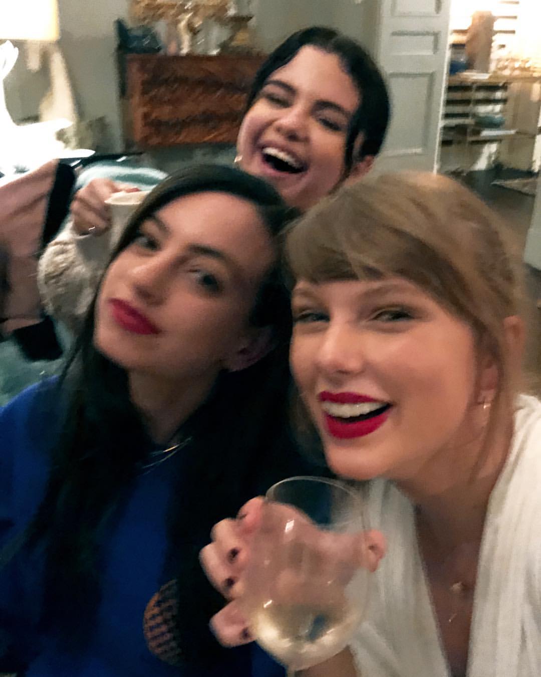 Taylor Swift Celebrates '20wineteen' With Selena Gomez And Cazzie David (2)