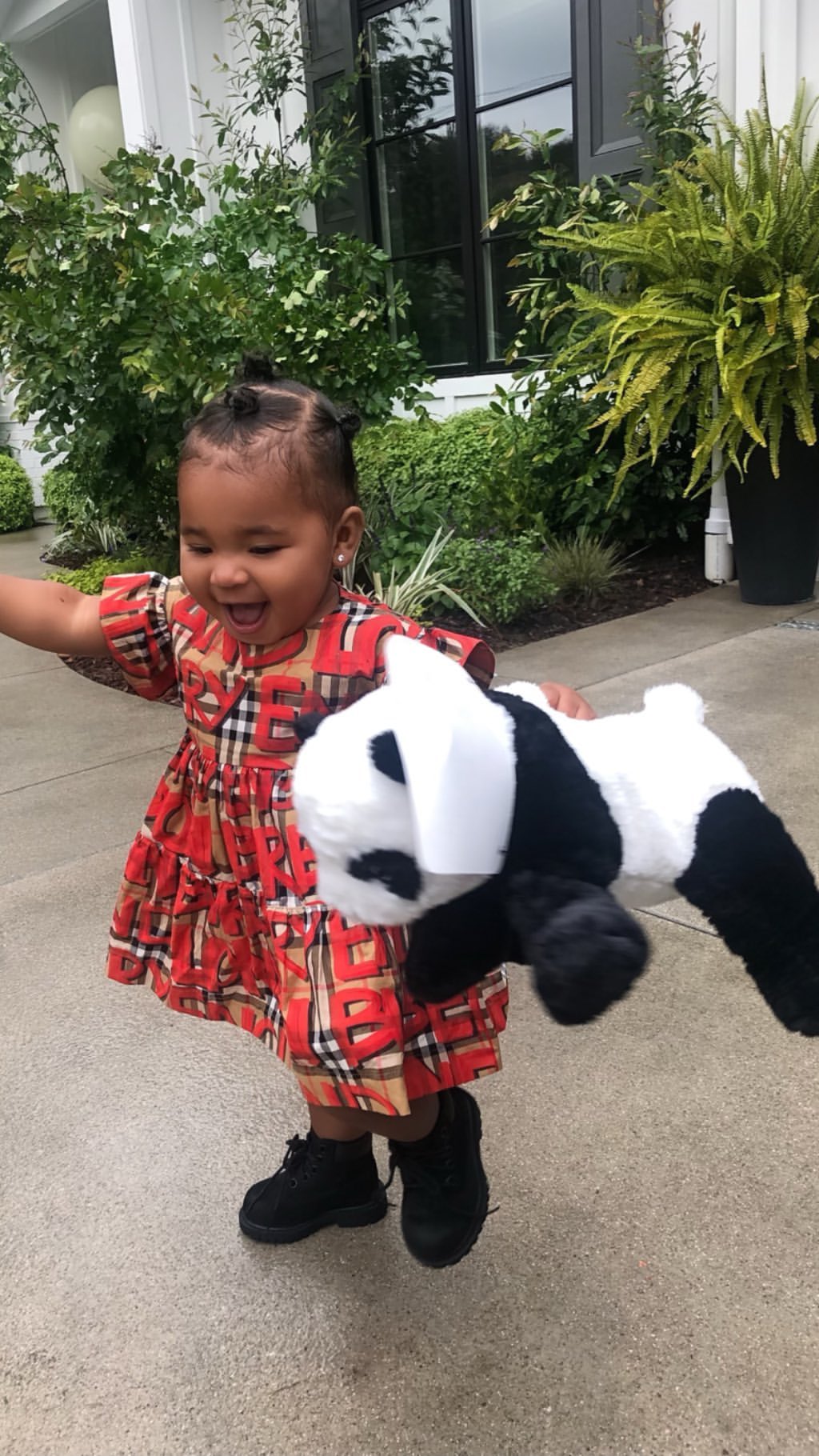 Khloe Kardashian’s Daughter Hugging Her Stuffed Animal (3)