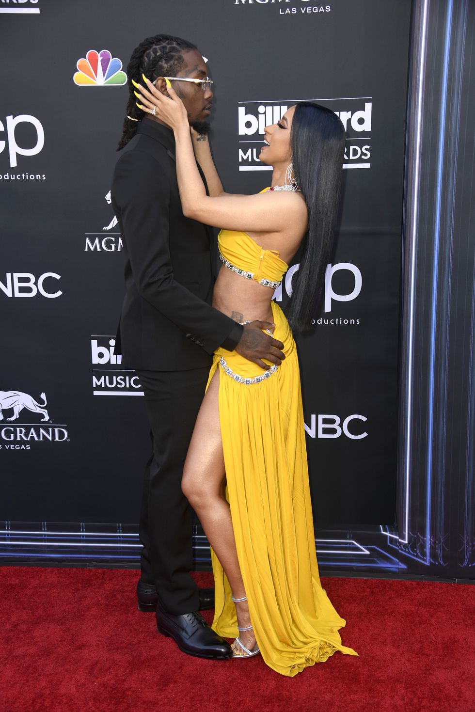 Cardi B And Offset Billboard Music Awards 2019 Red Carpet (2)