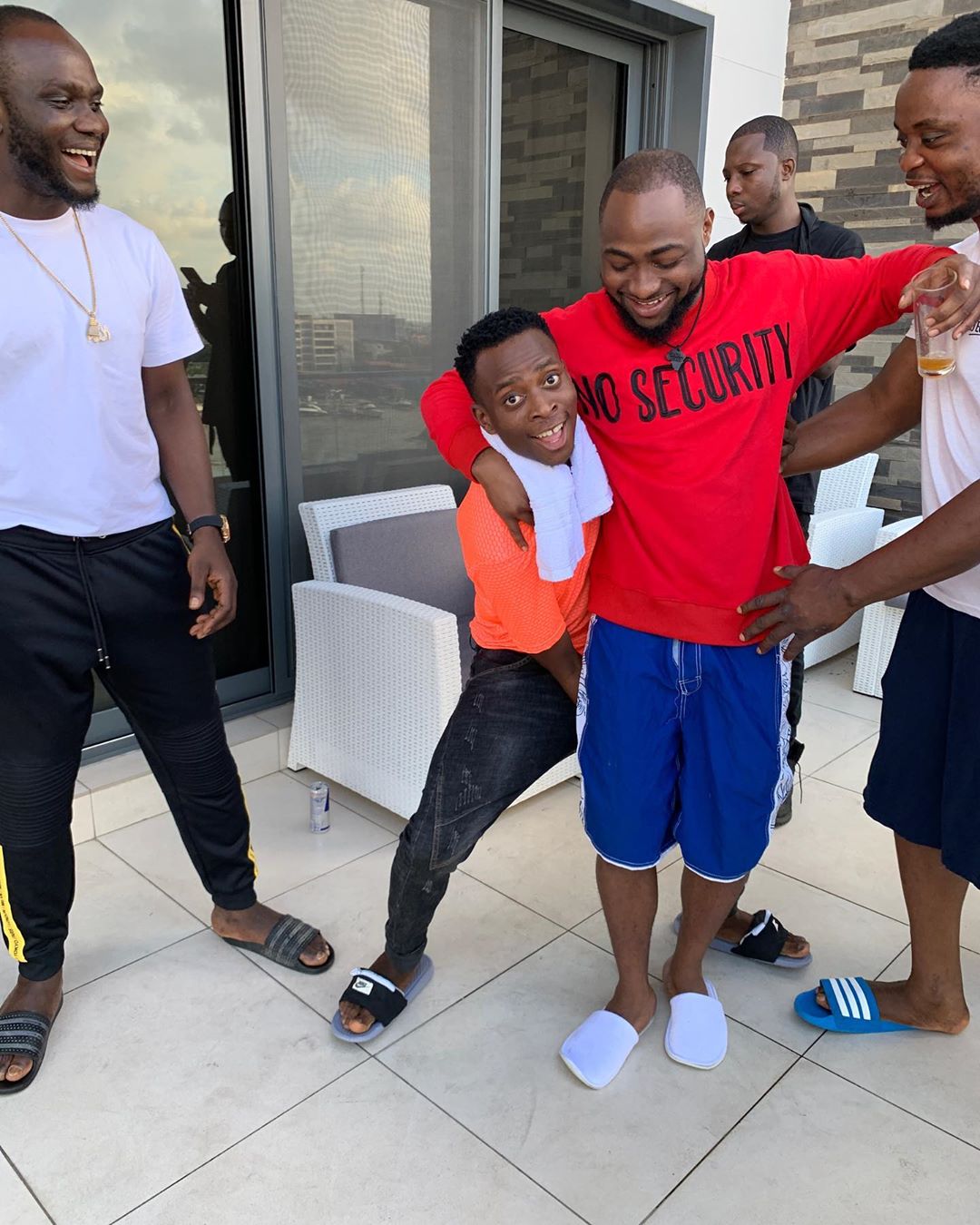 Comedian Sydneytalker Carries Davido Up Like A Child (2)