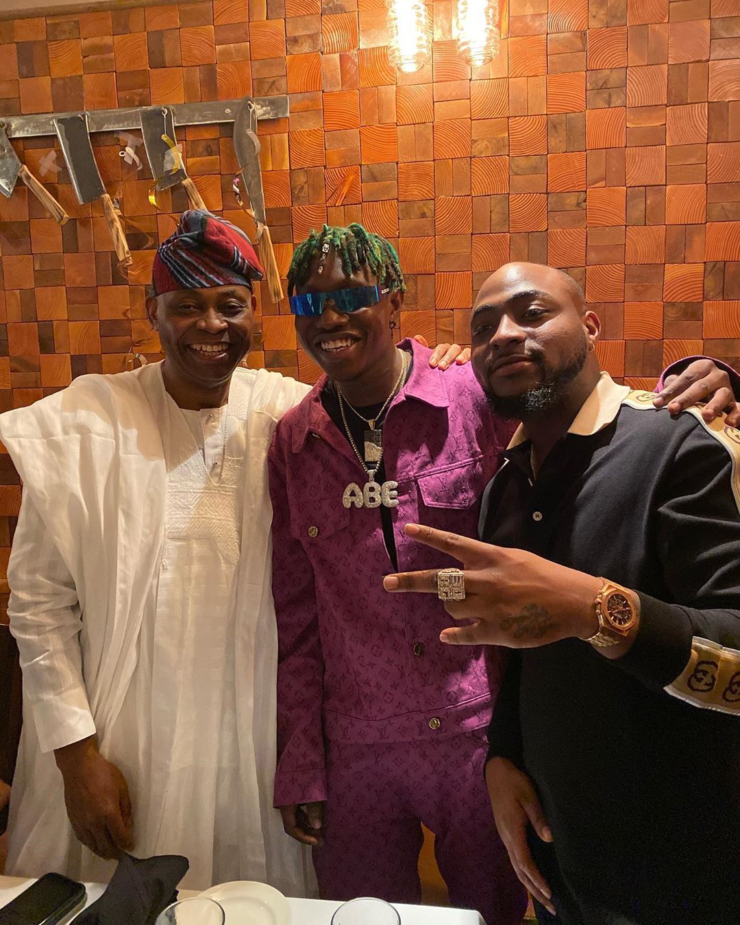 Zlatan Ibile Poses With Davido And His Father (2)