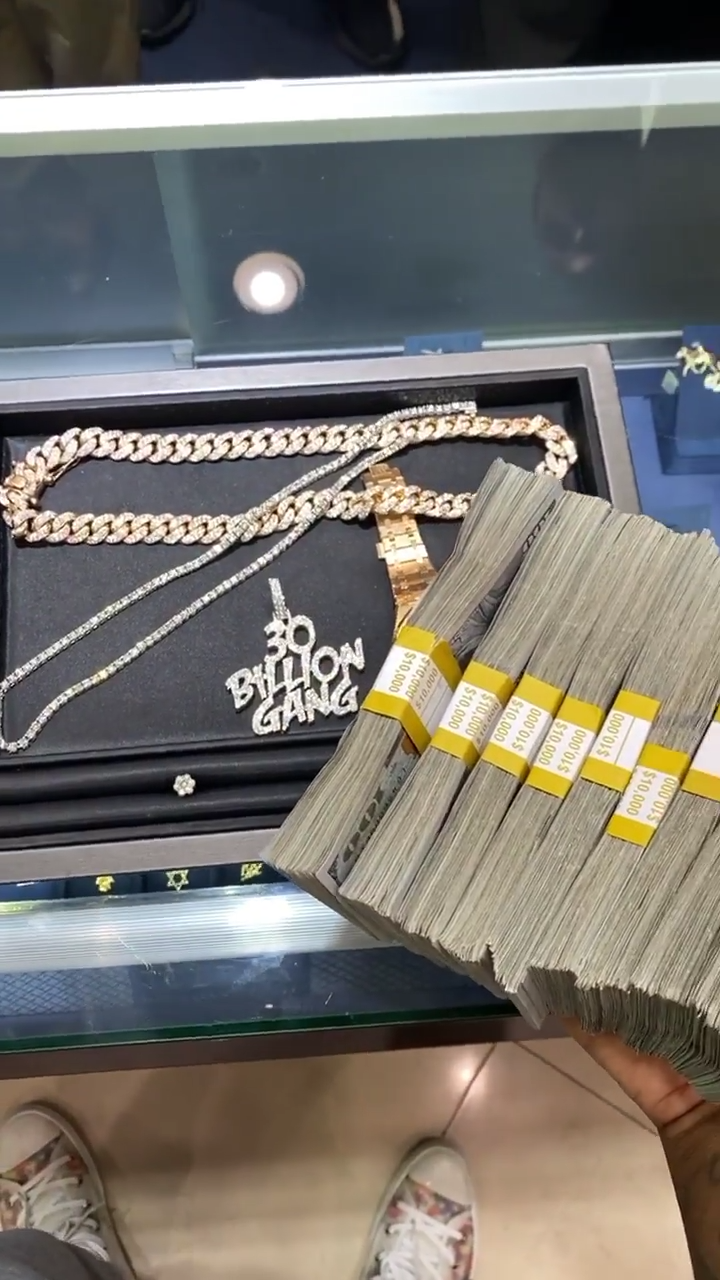 Davido Spends $100K Cash At Ice Box Buying Diamond Rings And Chains (3)