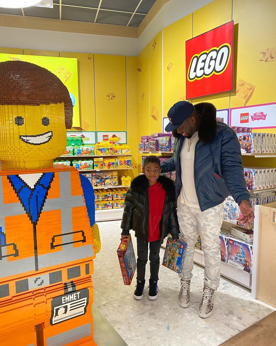 50 Cent Rents Toys 'R' Us For Son Sire (3)