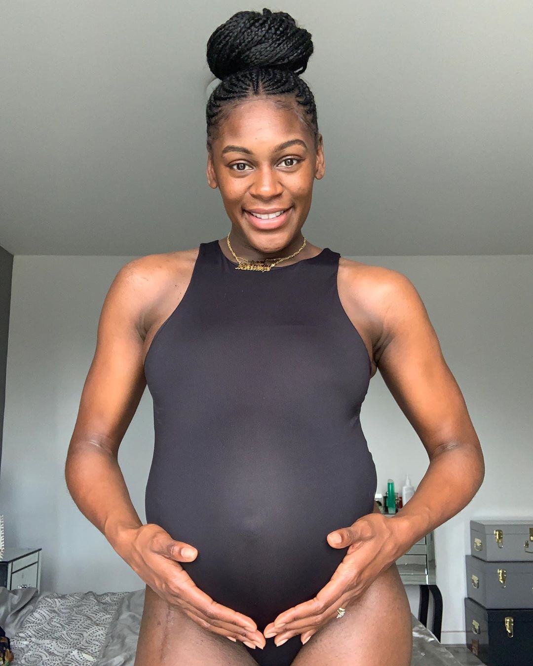 Mike Edwards' Wife Perri Shakes-Drayton Cradles Baby Bump (2)